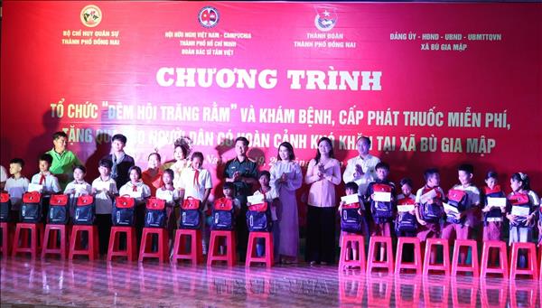 Ấm áp Đêm hội trăng rằm đến với thiếu nhi vùng biên