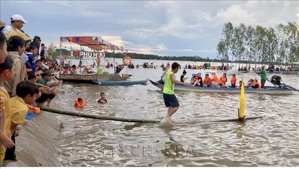 Hàng nghìn người dân, du khách trải nghiệm mùa nước nổi ở vùng đầu nguồn biên giới