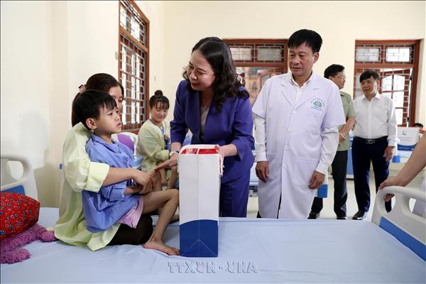 Phó Chủ tịch nước Võ Thị Ánh Xuân tặng quà Trung thu cho bệnh nhi, trẻ khuyết tật tại Tuyên Quang