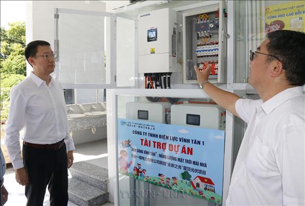 Trao tặng hệ thống Ánh sáng Vĩnh Tân - đồng hành phát triển giáo dục