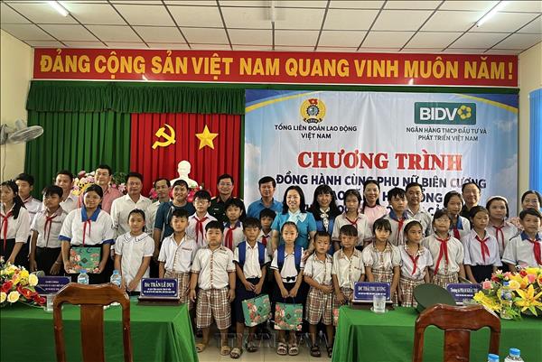 Đồng hành cùng học sinh khó khăn, phụ nữ nơi biên cương