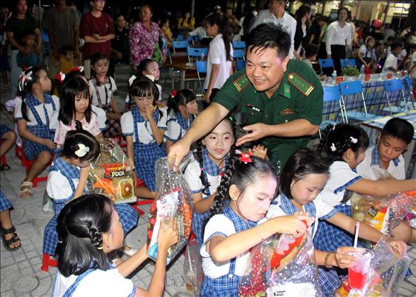 Mang Trung thu đến sớm cho trẻ em vùng biên giới, hải đảo và bệnh nhi
