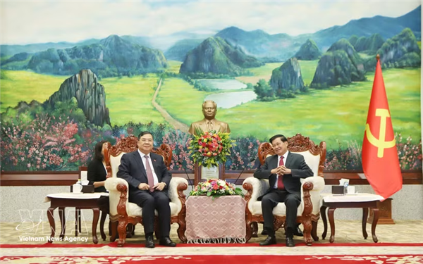 越南政府常务副总理范家足访问老挝