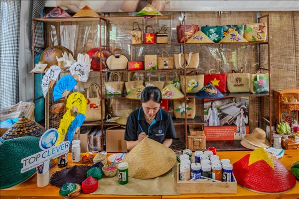 Khi hội họa bén duyên cùng nón lá