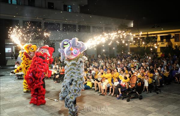 Mang Trung thu yêu thương đến trẻ em đang điều trị tại bệnh viện