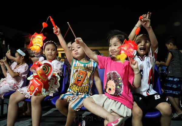 Mang Trung thu yêu thương đến trẻ em đang điều trị tại bệnh viện