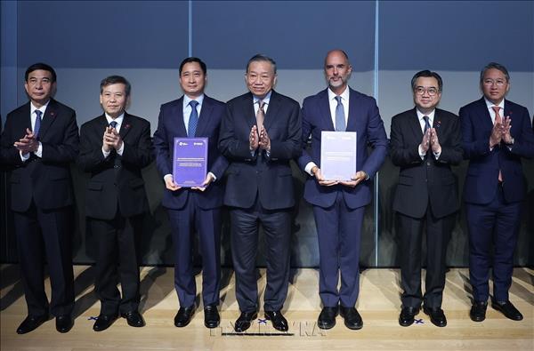 General Secretary and President To Lam visits, works with Pfizer in US