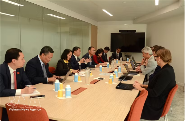 Le Vietnam échange avec la France sur le développement des industries culturelles