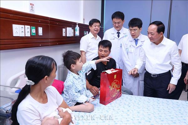 Trưởng Ban Tuyên giáo Trung ương Trịnh Văn Quyết thăm, động viên các bệnh nhi nhân dịp Tết Trung thu