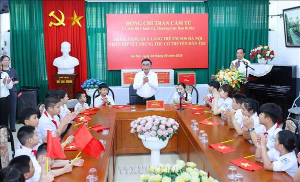 Thường trực Ban Bí thư Trần Cẩm Tú thăm và trao quà Trung thu tặng Làng trẻ em SOS Hà Nội