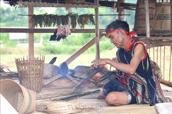 Thổi hồn đại ngàn vào nghề đan lát truyền thống ở vùng cao Quảng Ngãi