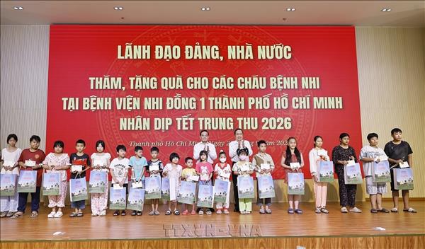 Chủ tịch Quốc hội Trần Thanh Mẫn thăm, động viên các bệnh nhi tại Bệnh viện Nhi đồng 1, Thành phố Hồ Chí Minh