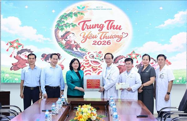 Chủ tịch Ủy ban Trung ương MTTQ Việt Nam Bùi Thị Minh Hoài tặng quà Trung thu tại Bệnh viện Nhi Trung ương