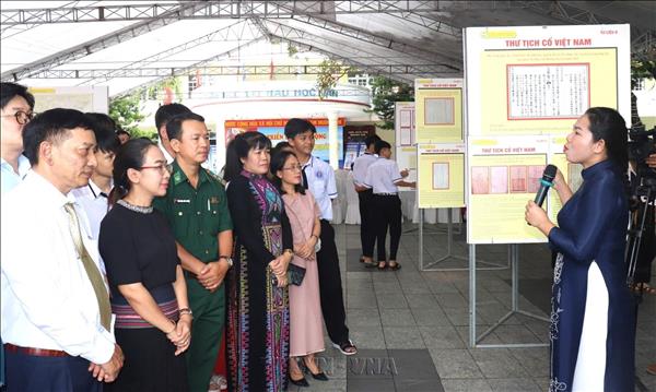 Exhibition showcases historical, legal evidence of Vietnams sovereignty over Hoang Sa, Truong Sa