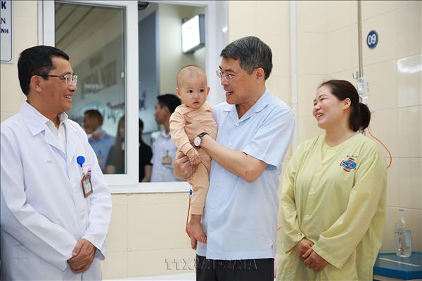 PM visits, presents gifts to child patients at Vietnam National Cancer Hospital