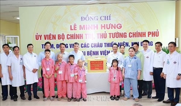 Thủ tướng Lê Minh Hưng thăm, tặng quà bệnh nhi tại Bệnh viện K Tân Triều