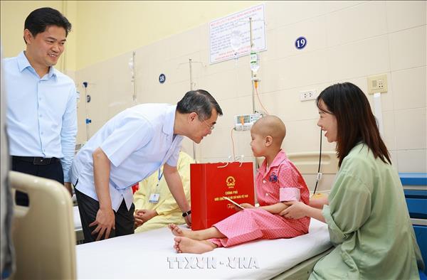 PM visits, presents gifts to child patients at Vietnam National Cancer Hospital