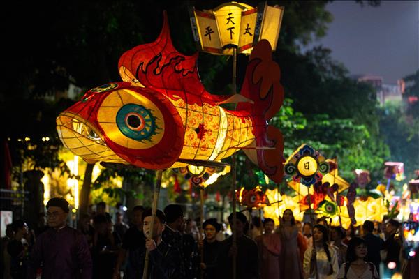 Đêm hội Trăng Rằm bên hồ Hoàn Kiếm