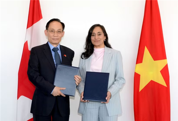 越南外交部长黎怀忠与加拿大外交部长阿妮塔·阿南德举行会谈