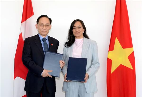 Le ministre des AE Le Hoai Trung sentretient avec son homologue canadienne Anita Anand