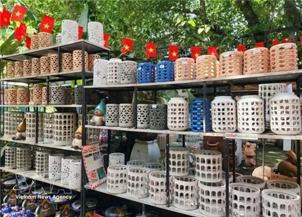 Gâteaux de la mi-automne et lanternes en céramique : éclat et tradition de réunion