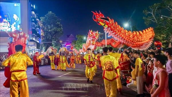 Thang Long cultural symbols featured in Mid-Autumn lantern parade around Hoan Kiem Lake