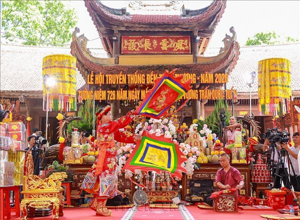 Sắc màu tín ngưỡng Thờ Mẫu tại Lễ hội đền Trần Thương