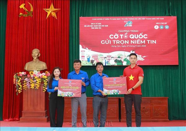 Trao cờ Tổ quốc cho ngư dân vươn khơi, bám biển