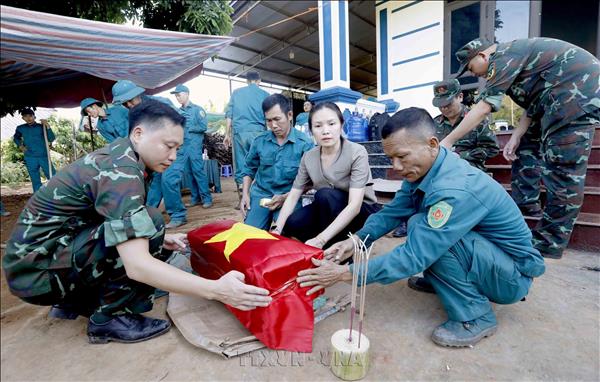 Khai quật, cất bốc hài cốt liệt sĩ ở Sơn La từ nguồn tin nhân dân