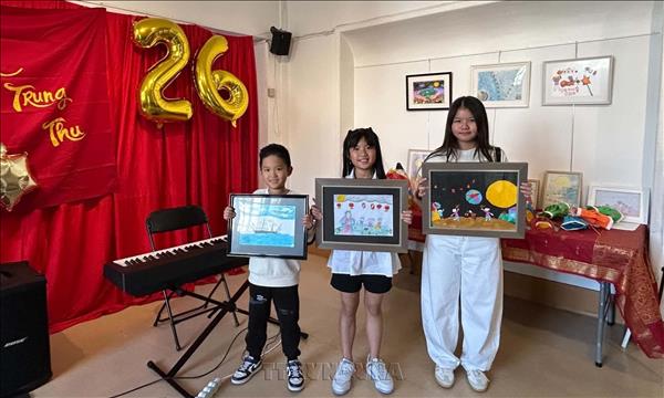 Tết Trung thu vun đắp tình yêu quê hương cho thiếu nhi Việt Nam tại Pháp