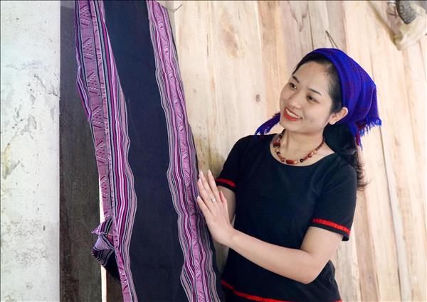Cô gái Hrê khởi nghiệp từ văn hóa bản địa