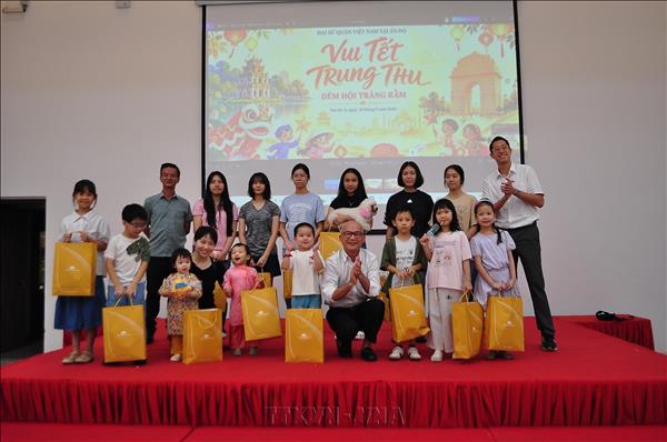 Giữ hồn Tết Trung thu cho những mầm non xa xứ