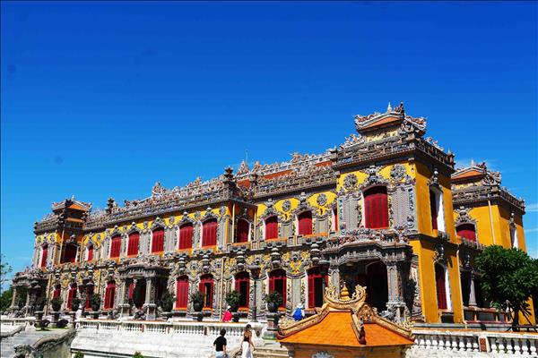 Huế: Điện Kiến Trung lộng lẫy trong nắng Thu vàng