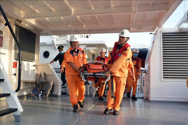 Cứu nạn khẩn cấp thuyền viên tàu nước ngoài nghi bị ngạt khí độc trên biển