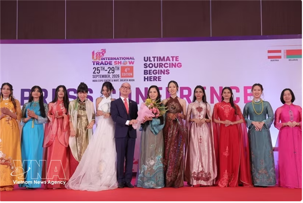 LAo Dai vietnamien séduit le public indien au Salon international du commerce de lUttar Pradesh
