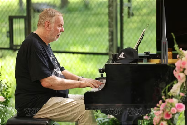 Au Vietnam, les notes salvatrices du pianiste Rick Wakeman apaisent des ours rescapés
