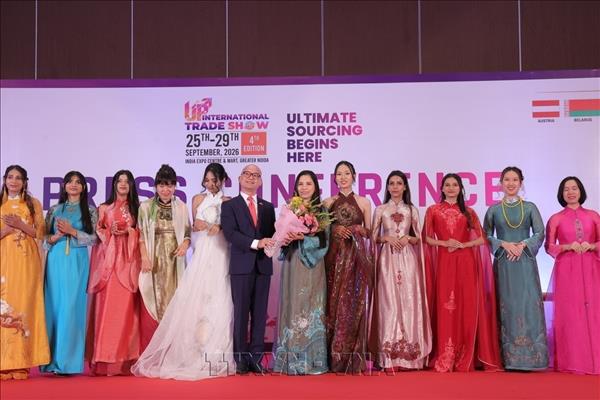 Vietnamese ao dai collection shines at UPITS 2026