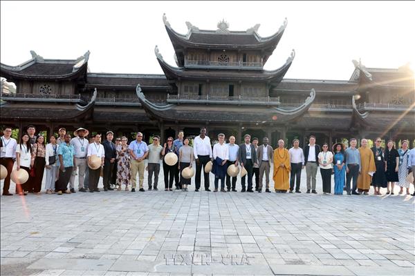 Đại biểu quốc tế tham quan Ninh Bình