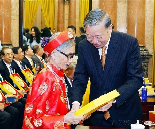 Người cao tuổi Việt Nam – Gương sáng cho các thế hệ