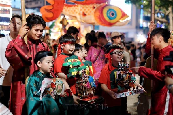 International friends impressed by Vietnamese culture