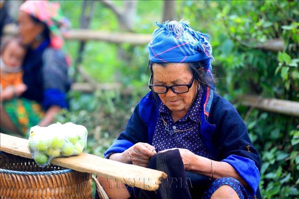 Phụ nữ Mông bền bỉ giữ nghề dệt vải truyền thống