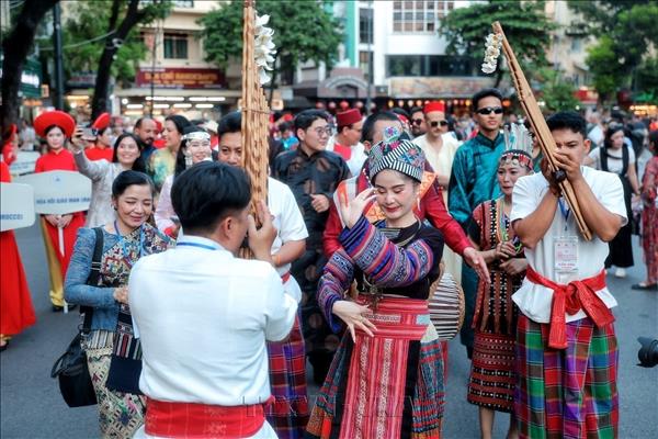 Khám phá sắc màu văn hóa của Việt Nam và thế giới