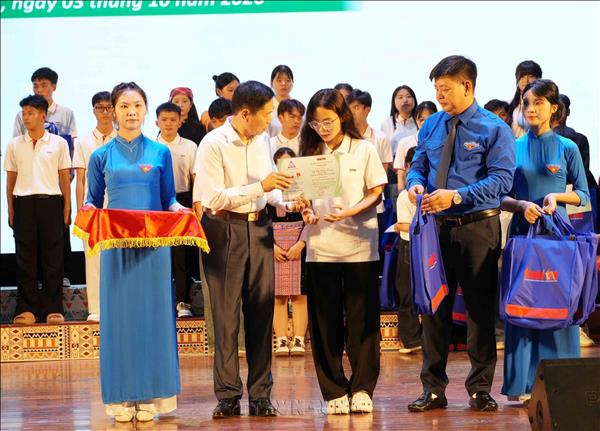 Trao học bổng Tiếp sức đến trường cho tân sinh viên khu vực miền núi phía Bắc