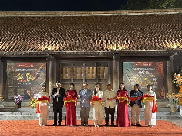 Khi sơn mài gặp hương trầm giữa không gian Văn Miếu