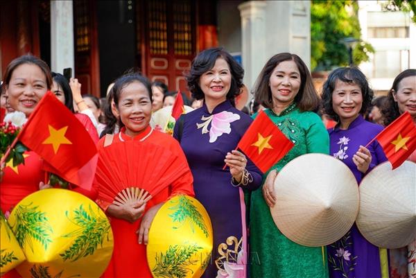 Colors of Five Continents Bring Cultural Vibrancy to Hanois Hoan Kiem Lake