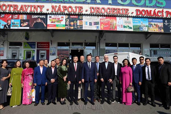 Czech lower house speaker visits Vietnamese community in Prague