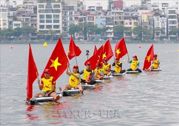 https://imagevietnam.vnanet.vn/Sôi nổi đường đua thuyền rồng Hồ Tây