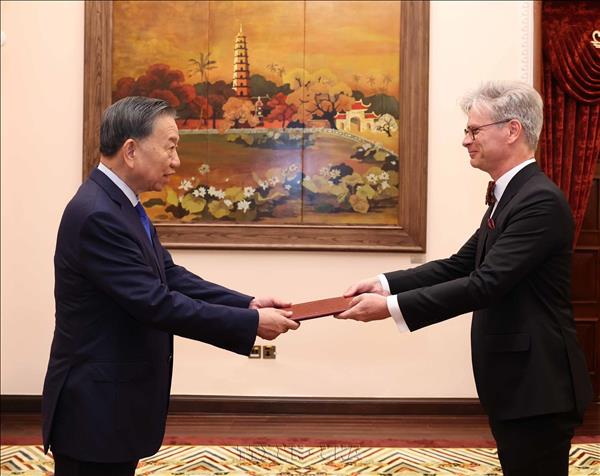 Máximo dirigente de Vietnam recibe cartas de credenciales de embajadores de diez países