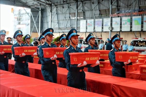 Military aircraft transports 15,401 samples of martyrs remains to Hanoi for DNA testing