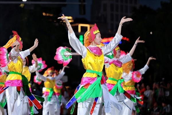 ‘오대륙의 빛깔 거리 축제...하노이 호안끼엠 호수 보행자 거리서 펼쳐